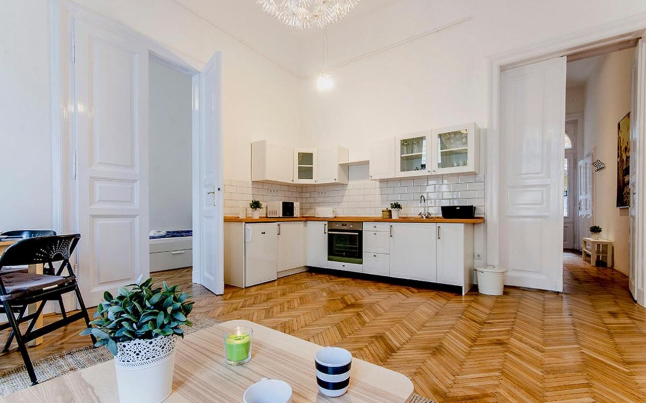 Cozy 2 Bedroom Apartment In Terez Boulevard. Budapest Extérieur photo