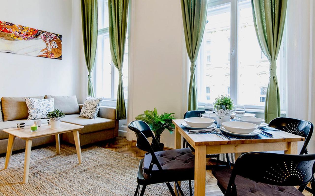 Cozy 2 Bedroom Apartment In Terez Boulevard. Budapest Extérieur photo